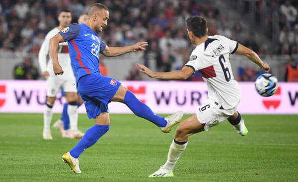 Vľavo Stanislav Lobotka (Slovensko) a portugalský stredopoliar Joao Palhinha v boji o loptu.