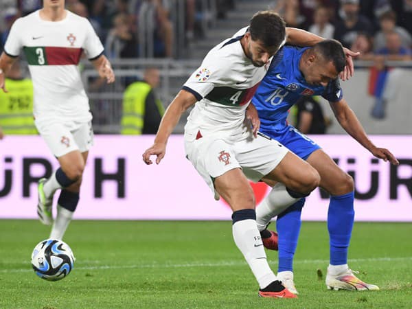 N snímke sprava hráč Slovenska Ivan Schranz a hráč Portugaôlska Ruben Dias v zápase J-skupiny 5. kola kvalifikácie ME 2024 vo futbale Slovensko - Portugalsko.