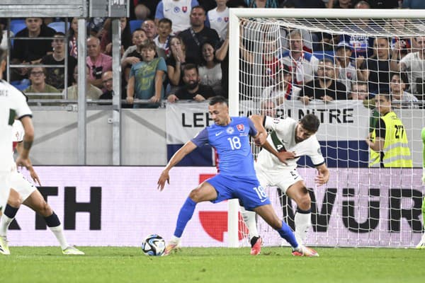 N snímke vpravo Ruben Dias (Portugalsko) a vľavo Ivan Schranz (Slovensko) v súboji o loptu.