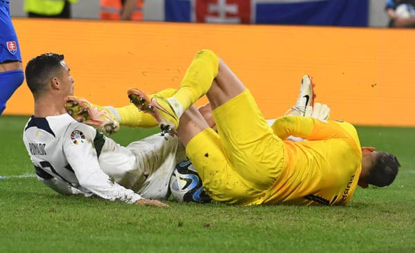 Cristiano Ronaldo v šanci a vzápätí fauluje brankára Martina Dúbravku.