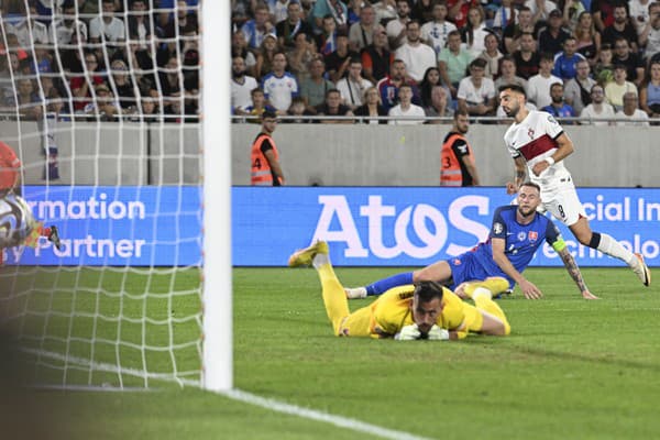 Na snímke vpravo Bruno Fernandes (Portugalsko) strieľa gól cez brániaceho Milana Škriniara a v popredí brankár Martin Dúbravka (obaja Slovensko).