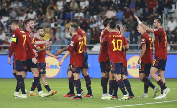Na snímke hráči Španielska oslavujú víťazstvo v zápase A-skupiny kvalifikácie ME 2024 vo futbale Gruzínsko - Španielsko (1:7)