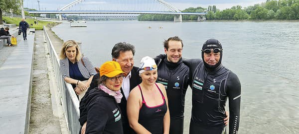 Soňa preplávala s profesorom Andreasom (vpravo) na Dunaji úsek dlhý 5 km.