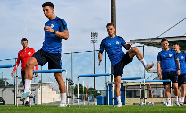 Zľava obranca Vernon De Marco (Hatta Club), obranca Peter Pekarík (Hertha BSC), útočník Tomáš Suslov (FC Groningen)  počas tréningu slovenskej futbalovej reprezentácie.