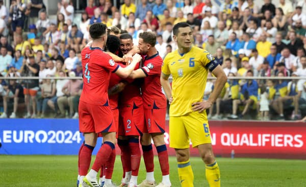 Kyle Walker (Anglicko) oslavuje so spoluhráčmi gól proti Ukrajine.