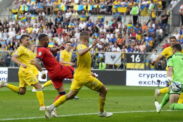 Anglický hráč Kyle Walker (druhý zľava) strieľa gól Ukrajine.