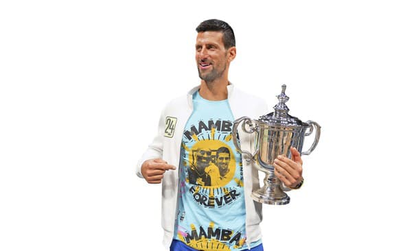 Novak Djokovič oslavuje zisk 24. grandslamovej trofeje v tričku na počesť zosnulého kamaráta Kobeho Bryanta.