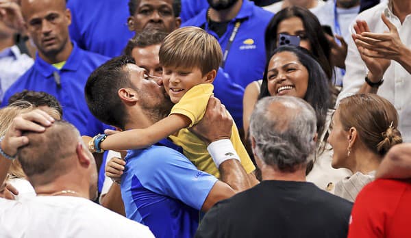 Novak Djokovič oslavuje zisk 24. grandslamovej trofeje.