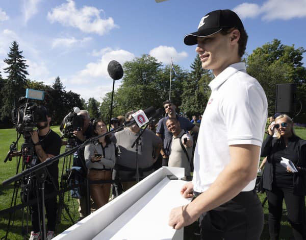 Juraj Slafkovský počas tímového golfového turnaja v Lavale.