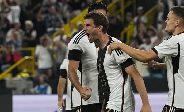 Nemecký futbalista Thomas  Müller (uprostred) sa teší po strelení gólu.