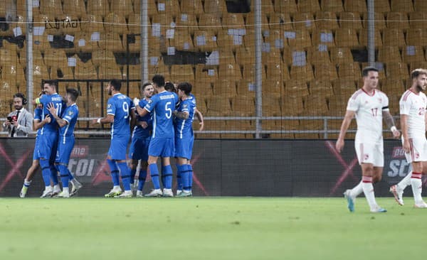 Grécki futbalisti oslavujú gól v zápase proti Gibraltáru.