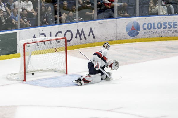 Na snímke brankár Jered Coreau (Slovan) po inkasovanom góle počas zápasu 1. kola hokejovej Tipos extraligy HC Slovan Bratislava – HK Dukla Ingema Michalovce v Bratislava.