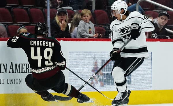 Martin Chromiak (vpravo) si úspešne počína v nováčikovskom kempe tímu NHL Los Angeles Kings. 