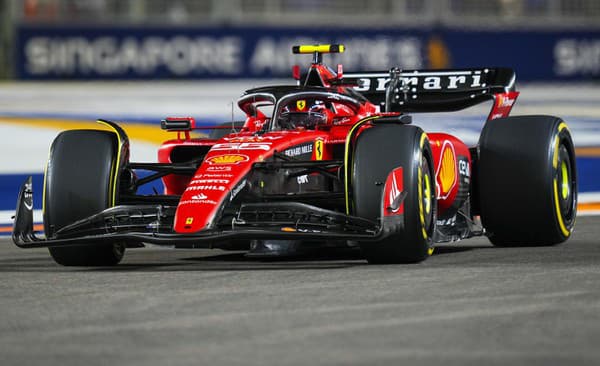 Objavili sa fámy, ktoré naznačovali, že Ferrari máalo záujem o Hamiltona.