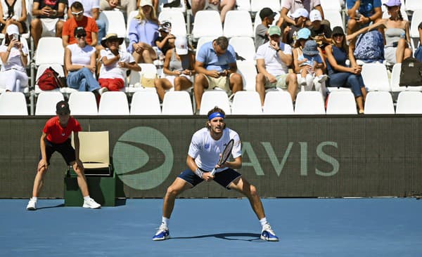 Stefanos Tsitsipas prikázal vymeniť biele sedačky za modré.