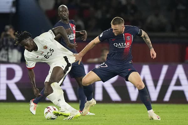 Milan Škriniar (PSG) v súboji.