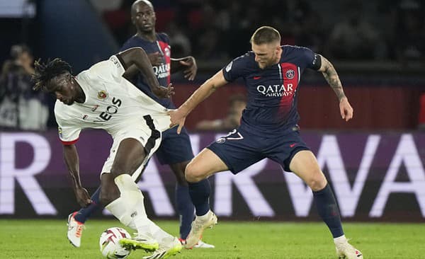 Milan Škriniar (PSG) v súboji.