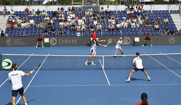 Stefanos Tsitsipas prikázal vymeniť biele sedačky za modré.