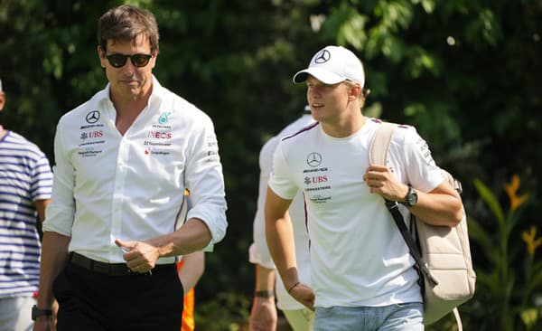 Na snímke šéf Mercedesu Toto Wolff (vľavo) a Mick Schumacher prichádzajú na prvý tréning na nedeľňajšiu VC Singapuru na okruhu Marina Bay v Singapure.