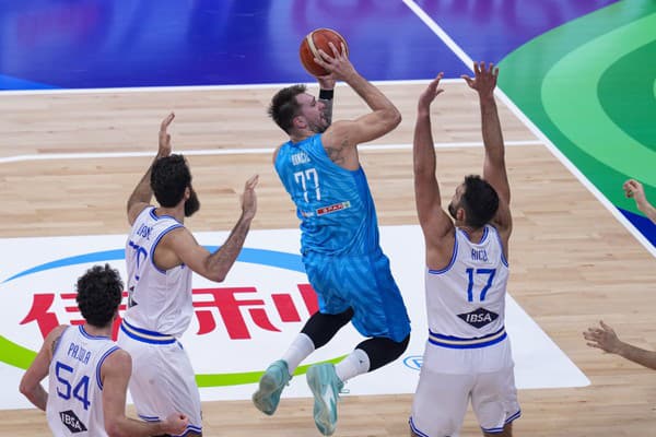 Slovinský basketbalista Luka Dončič.