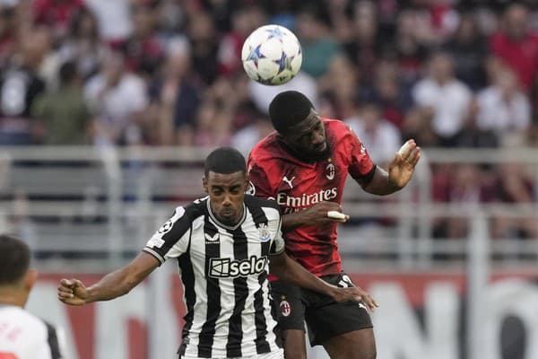 Na snímke zľava hráč Newcastle Alexander Isak a hráč Milána Fikayo Tomori.