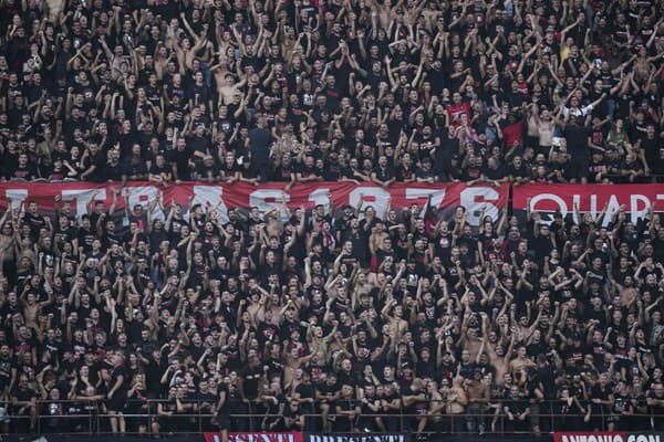 Na snímke fanúšikovia Milána na štadióne San Siro.