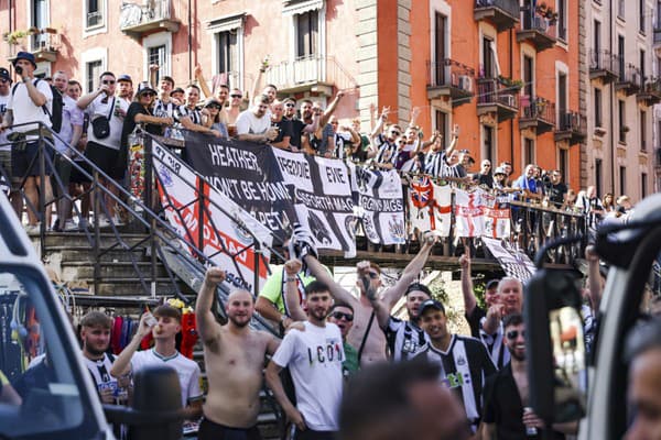 Ešte pred zápasom LM AC Miláno - Newcastle sa v uliach Milána odohral krvavý útok na fanúšika anglického klubu.