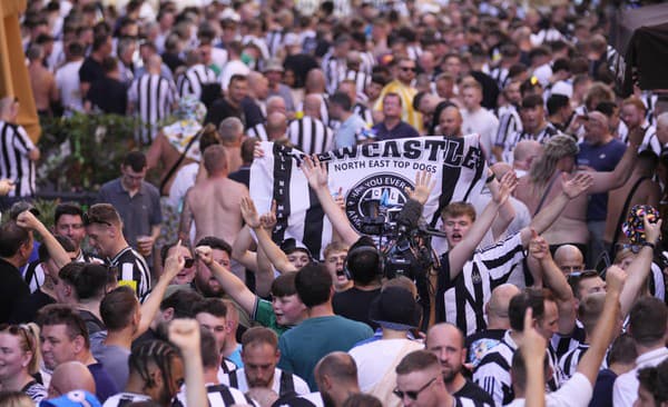 Ešte pred zápasom LM AC Miláno - Newcastle sa v uliach Milána odohral krvavý útok na fanúšika anglického klubu.