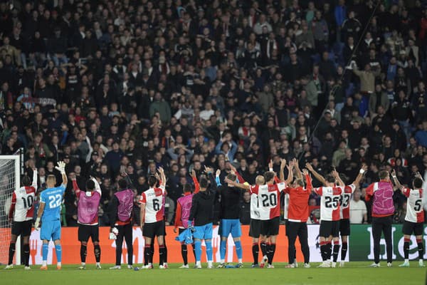 Futbalisti Feyenoordu Rotterdam sa tešia po víťazstve 2:0, s č. 25 Slovák Leo Sauer.