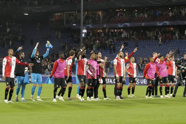  Futbalisti Feyenoordu Rotterdam sa tešia po víťazstve 2:0, uprostred Slovák Dávid Hancko a vpravo Slovák Leo Sauer.