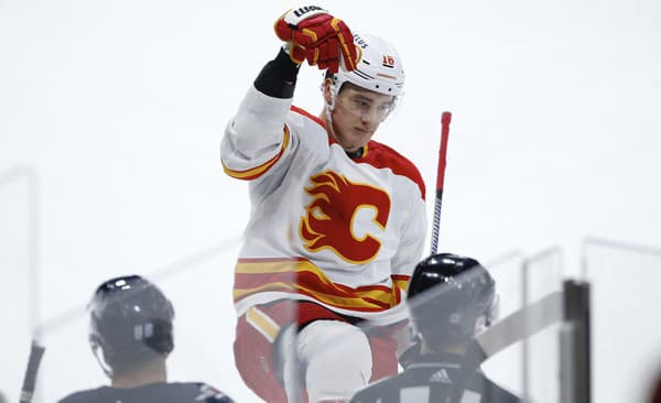 Proti vojne sa najnovšie vyjadruje obranca Calgary Flames v NHL Nikita Zadorov.