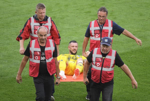 Na snímke na nosidlách kapitán Erik Pačinda (Košice).