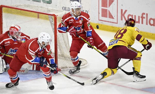 Na snímke sprava Peter Sojčík (HK Dukla Trenčín), Michal Uhrík (HK 32 Liptovký Mikuláš), Jakub Sukeľ (HK 32 Liptovký Mikuláš) a brankár Aleksej Krasikov (HK 32 Liptovký Mikuláš).