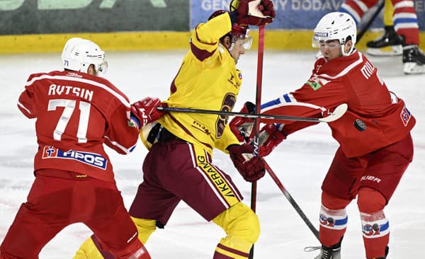 Zľava Alexander Avcin (HK 32 Liptovký Mikuláš), Filip Ahl (HK Dukla Trenčín) a Mitchell Miller (HK 32 Liptovký Mikuláš) bojujú o puk.