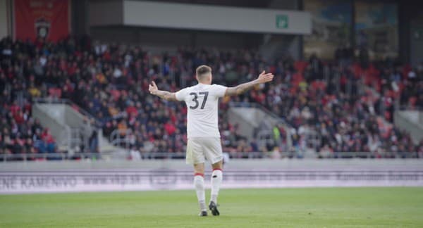 Filmový dokument o futbalovej legende Martinovi Škrtelovi dorazil do kín.