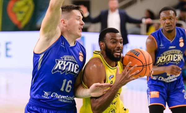 Na snímke zľava Adam Antony (Spišská nová Ves) a Aaron Wheeler (Levice) v zápase Niké SBL basketbalovej extraligy mužov.