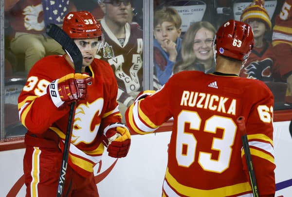 Na snímke vpravo slovenský útočník Flames Adam Ružička a jeho spoluhráč Matt Coronato oslavujú gól v prípravnom zápasezámorskej hokejovej NHL Calgary Flames - Vancouver Canucks.