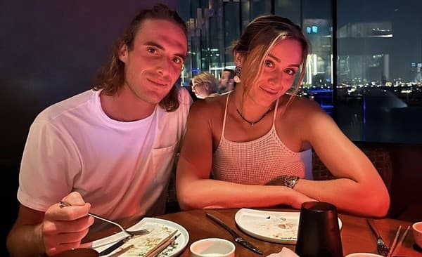 Stefanos Tsitsipas a Paula Badosová tvoria pár.