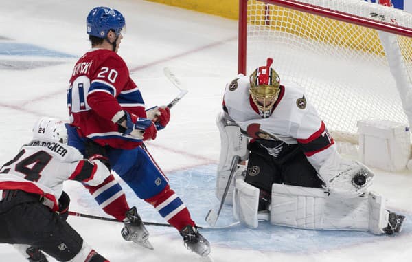 Juraj Slafkovský (Montreal) a brankár Joonas Korpisalo (Ottawa).