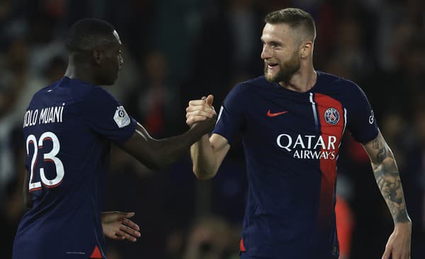 Slovenský obranca PSG Milan Škriniar a jeho spoluhráč Randal Kolo Muani