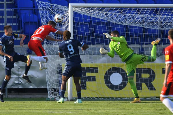 Na snímke vľavo hlavičkuje Patrik Pinte (MFK Tatran Liptovský Mikuláš), uprostred Ezekiel Isoken Henty a vpravo brankár Michal Šulla (ŠK Slovan Bratislava).