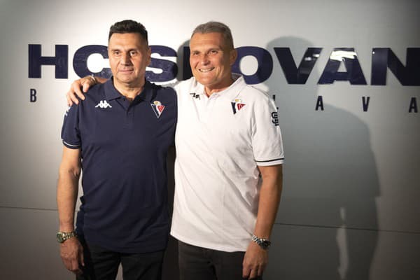 Na snímke zľava nový tréner HC Slovan Bratislava Vladimír Růžička a dočasne nový športový riaditeľ Rostislav Dočekal.