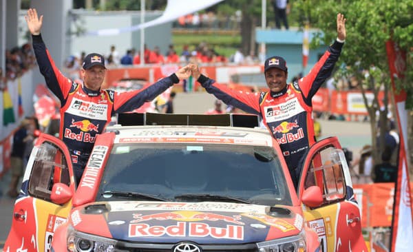 Päťnásobný šampión Rely Dakar Nasser Al-Attiyah (vpravo) vyhral dve medaily v športovej streľbe na Ázijských hrách.