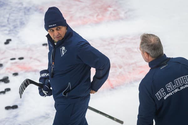 Vladimír Růžička, nový hlavný tiéner bratislavského Slovana, viedol v piatok dopoludnia prvý tréning. 