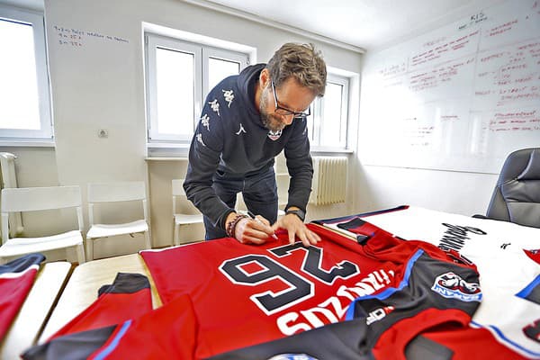 Dresy s prvkami hokejovej školy a podpismi hráčov vrátane Michala Handzuša idú do dražby na podporu mladým Baranom.