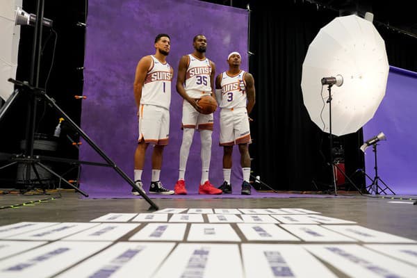 Aj trojnásobný olympijský šampión Kevin Durant (v strede) by rád štartoval na OH v Paríži.