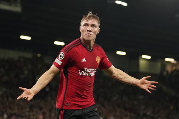 Na snímke hráč Manchestru United Rasmus Hojlund oslavuje gól.