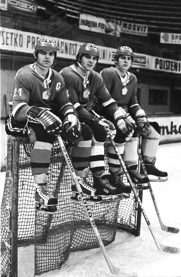 1978: Zľava Marián, Peter a Anton v drese Slovana.