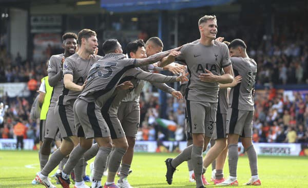 Micky van de Ven oslavuje so spoluhráčmi premiérový gól v drese Tottenhamu.