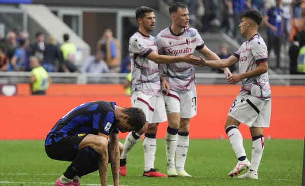 Futbalista Interu Miláno Francesco Acerbi reaguje po inkasovanom góle. 